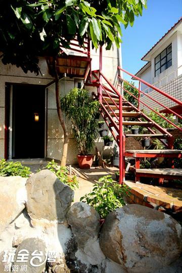 Museum Traveler'S Bnb Sanzhi Екстер'єр фото