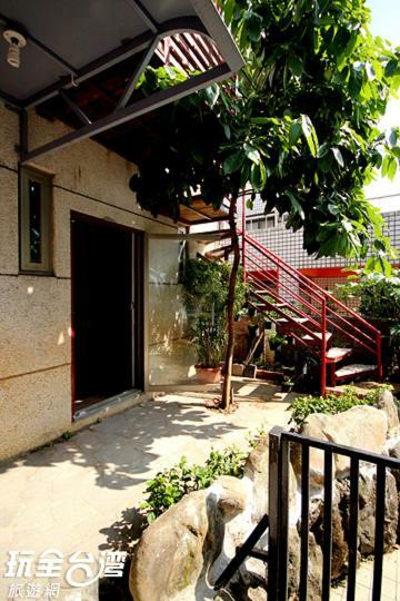 Museum Traveler'S Bnb Sanzhi Екстер'єр фото