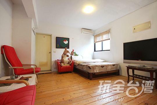 Museum Traveler'S Bnb Sanzhi Екстер'єр фото